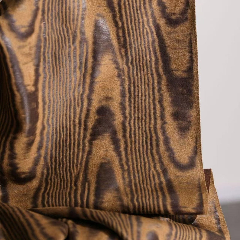 Tejido revestido de imitación de gamuza con textura de madera moiré vintage, piel elástica texturizada para chaquetas de diseñador. imagen 10