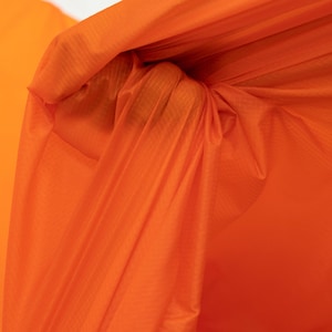 Tejido semitransparente a prueba de plumas con rejilla - Ligero y suave, 100 % nailon, impermeable y transparente para prendas exteriores superpuestas.