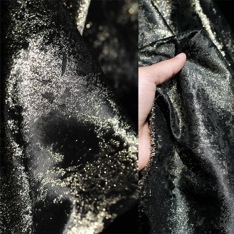 Puede incluir: Primer plano de tela negra con una capa dorada met&aacute;lica brillante. La tela tiene una textura suave y fluida, con la luz reflej&aacute;ndose en la superficie. El material parece ser un textil lujoso, adecuado para ropa de noche u ocasiones especiales.