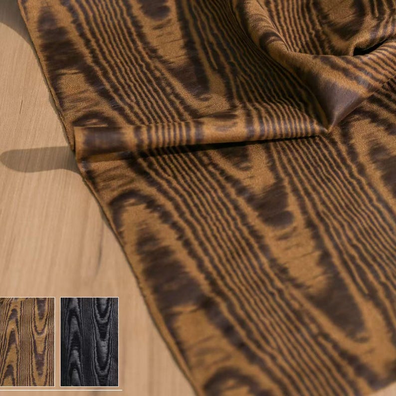 Puede incluir: Primer plano de una tela de vetas de madera marr&oacute;n y negra. La tela tiene un patr&oacute;n repetitivo de l&iacute;neas marrones oscuras sobre un fondo marr&oacute;n m&aacute;s claro. La tela est&aacute; doblada, revelando la textura y el patr&oacute;n. La imagen tambi&eacute;n muestra dos muestras m&aacute;s peque&ntilde;as de la tela.
