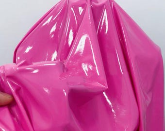 Cuero sintético elástico con efecto espejo rosa intenso: tejido bidireccional para danza, fitness y moda.
