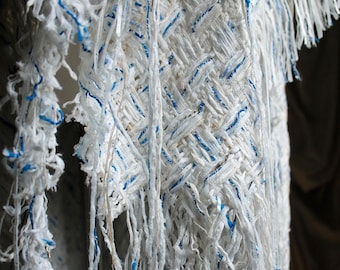 Blauwwitte geweven wollen stof met franjes - zware tweed voor jassen en jacks