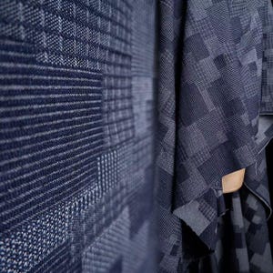 Tejido vaquero jacquard con estampado de patchwork lavado: material de diseño premium con efecto desgastado para chaquetas deconstruidas y patchwork.
