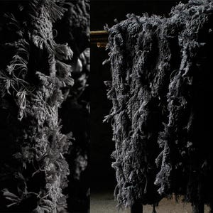 Tkanina bawełniana Wasteland Cut-Out Jacquard, 3D z frędzlami o grubej fakturze, szaro-czarna, marszczona, designerska