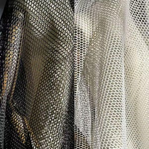 Könnte beinhalten: Nahaufnahme von schwarzem und weißem Mesh-Gewebe. Das schwarze Mesh hat eine glänzende, reflektierende Qualität, während das weiße Mesh eher matt erscheint. Beide Stoffe haben ein gleichmäßiges, offenes Webmuster, geeignet für verschiedene Bastel- und Designprojekte.