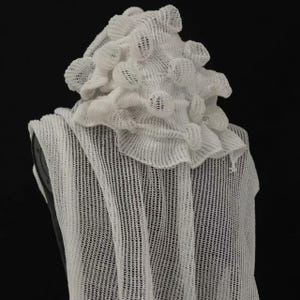 Könnte beinhalten: Ein Set aus drei Keramikvasen in verschiedenen Höhen und Formen. Die Vasen sind mit einer matten, weißen Oberfläche versehen und bieten eine minimalistische Ästhetik. Die höchste Vase ist etwa 25 cm hoch.