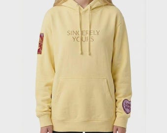 Felpa con cappuccio gialla Salish Matter fatta a mano - Felpa con cappuccio unisex in pile oversize Sincerely Yours - Costume Cosplay