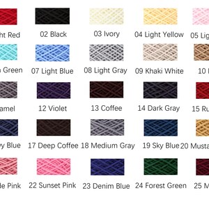 K&ouml;nnte beinhalten: Eine Farbkarte mit 25 Garnfarben, die jeweils in einem kleinen rechteckigen Muster dargestellt werden. Die Farben reichen von leuchtendem Rot und Schwarz bis hin zu Hellrosa und Aquagr&uuml;n. Jedes Muster ist mit einer Nummer und einem Farbnamen versehen.