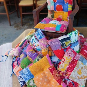 Könnte beinhalten: Ein Set aus drei Keramikbechern mit gesprenkelter, cremefarbener Glasur. Jeder Becher zeigt ein handgemaltes Design: ein blau-grünes Blatt, eine gelbe Blume und eine rote Beere. Die Becher haben ein schlichtes, modernes Design.