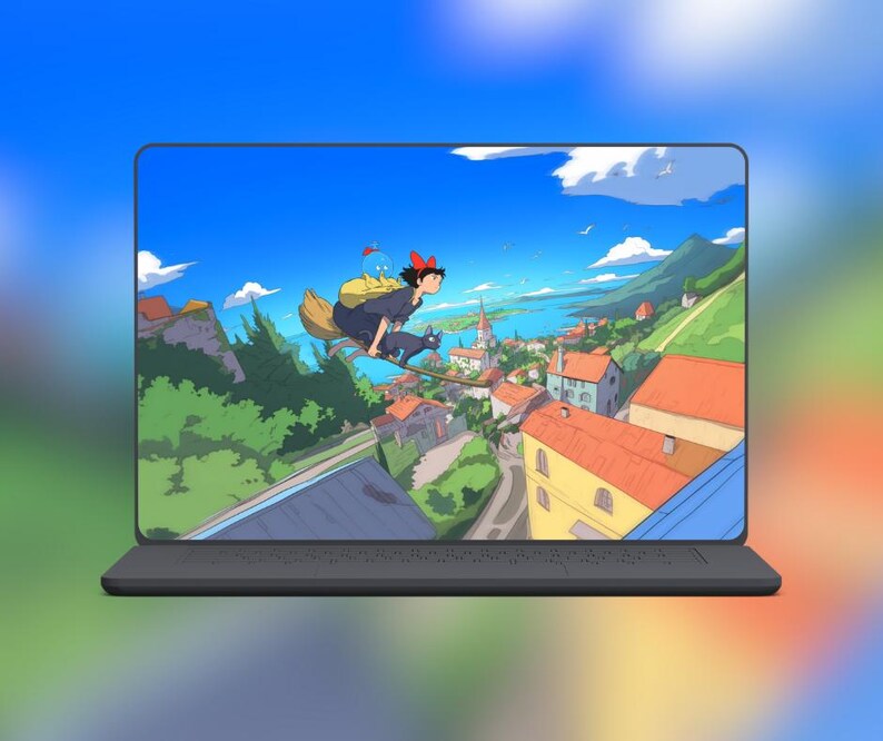 Pode incluir: Um laptop exibe uma cena de anime vibrante de uma bruxa voando em uma vassoura com um gato preto sobre uma cidade costeira. A tela mostra um c&eacute;u azul brilhante, colinas verdes e edif&iacute;cios com telhados laranja. O laptop tem uma base cinza escuro.