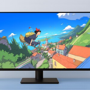 Pode incluir: Um monitor de computador exibe uma cena de anime vibrante de uma jovem bruxa voando em uma vassoura sobre uma cidade costeira. A obra de arte apresenta um c&eacute;u azul, colinas verdes e edif&iacute;cios coloridos. Um monitor preto est&aacute; em uma mesa azul.
