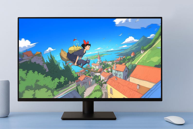 Pode incluir: Um monitor de computador exibe uma cena de anime vibrante de uma jovem bruxa voando em uma vassoura sobre uma cidade costeira. A obra de arte apresenta um c&eacute;u azul, colinas verdes e edif&iacute;cios coloridos. Um monitor preto est&aacute; em uma mesa azul.