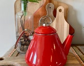 Discontinued Candy Apple Red Enamel Chantal Teapot Modern Farmhouse Kitchen Blue Enamel Interior Two Quart