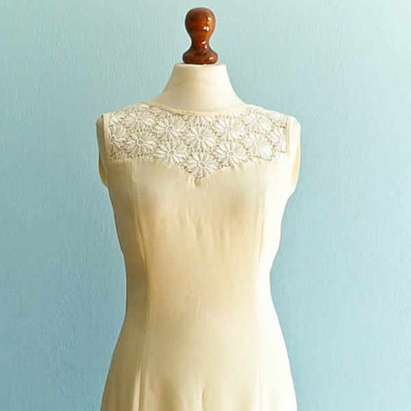 Vintage  long cream dress / lace dress cream / fitted / sleevless / back buttoned / maxi long / medium