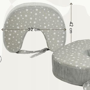 以下が含まれることがあります： 白星模様のグレーの授乳クッション。幅52cm、高さ42cm。ベースの高さは13cm。U字型デザインで、柔らかいコーデュロイのような素材で作られています。固定用の紐付き。