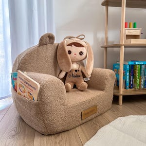 Personlig skumfåtölj för barn – Anpassad namngiven småbarnsstol i mjukt teddy-bouclétyg, lätt barnstol för lekrum, beige