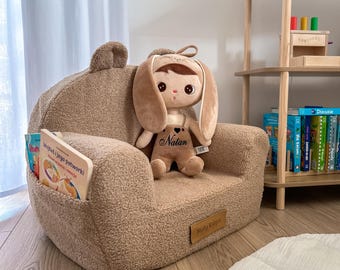 子供用パーソナライズフォームアームチェア – 柔らかいテディブークレ生地を使用したカスタムネーム入り幼児用チェア、軽量子供用プレイルームシート、ベージュ