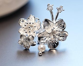 Bloemrijke verzilverde ring, sierlijk statement voor vrouwen, asymmetrische gelaagde bloesems, bloei verjaardagscadeau