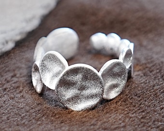 Verzilverde open ring, verstelbare ring verzilverd — begaafde ring voor haar, ring verjaardagscadeau, brede band gehamerde schijf