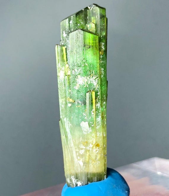 パキスタンのスカルドゥ産、20カラットの天然グリーントルマリン結晶