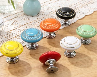 Tiradores de puerta de cerámica francesa vintage - Tiradores redondos coloridos para cajones con detalles dorados, herrajes retro para muebles de cocina y cómodas.