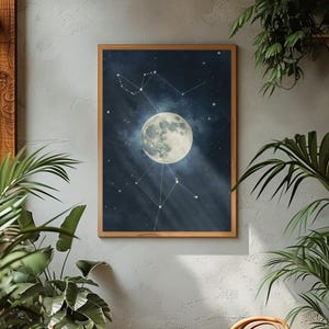 Pode incluir: Uma impressão de arte de parede retangular numa moldura de madeira clara com uma lua cheia detalhada centrada num céu noturno azul-marinho escuro. Linhas brancas finas ligam várias estrelas para formar constelações geométricas.