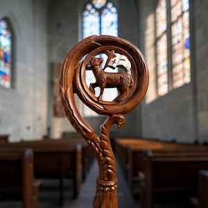 Handskuren träbiskopsstav | Agnus Dei herdestav, 72" processionsstav för präster