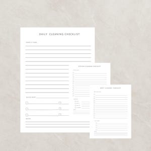Könnte beinhalten: Drei weiße Papier-Checklisten mit den Titeln "DAILY CLEANING CHECKLIST", "KITCHEN CLEANING CHECKLIST" und "DEEP CLEANING CHECKLIST". Sie enthalten Linien und Kästchen für Aufgaben und Notizen.