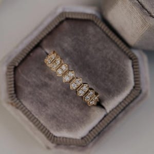 Alianza de boda hexagonal con diamantes, anillo de eternidad de plata de ley, alianza nupcial apilable con diseño de panal de abeja estilo art déco.