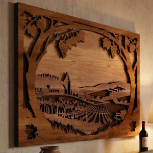Può includere: Una grande opera d'arte da parete in legno con una scena di vigneto intagliata è appesa sopra un mobile in legno. L'opera d'arte è incorniciata da alberi e viti. Una bottiglia di vino e una lampada sono sul mobile. Un tavolo da pranzo è apparecchiato con bicchieri da vino.