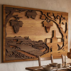 Può includere: Un'opera d'arte da parete in legno raffigurante una scena di vigneto con uva, una bottiglia di vino e un bicchiere. L'arte è appesa sopra un tavolo da pranzo rustico in legno apparecchiato per un pasto.