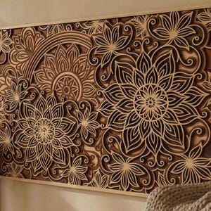 Peut inclure: Une grande œuvre d'art murale rectangulaire en bois avec un motif floral en couches. L'œuvre présente des motifs découpés complexes de fleurs et de détails tourbillonnants, avec une finition en bois naturel. L'œuvre est encadrée et montée sur un mur beige.
