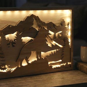 Caja de sombras cortada con láser SVG, DXF: Lobo aullando de montaña en capas, plantilla de naturaleza 3D multicapa