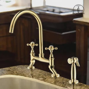 Vintage fransk köksblandare i massiv mässing – svängbar pip, keramiska handtag och sprutpistol