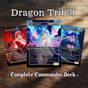 Könnte beinhalten: Drei Magic: The Gathering-Karten mit Drachen-Artwork. Die Karten zeigen den Text "Dragon Tribal" und "Complete Commander Deck". Die Karten zeigen farbenfrohe Illustrationen von Drachen und Drachen-Avataren.