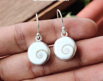 Splendidi orecchini pendenti rotondi in conchiglia di Shiva