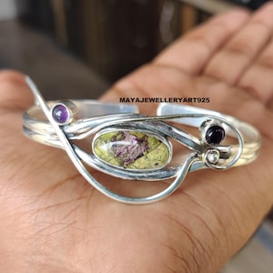 Armring i oxiderat sterlingsilver med stichtit: Justerbar ametistmanschett