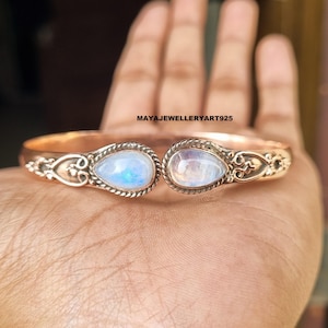 Puede incluir: Un juego de tres tazas de cerámica con un acabado moteado y mate. Las tazas son de color crema, gris claro y gris oscuro. Cada taza tiene un diseño simple y minimalista, ideal para café o té.