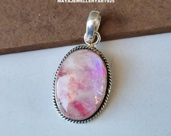 Op de afbeelding: Ovale hanger met een roze en witte iriserende steen gezet in een zilverkleurig metalen frame. Het frame heeft een gedraaid touwontwerp rond de steen. De hanger heeft een zilveren beugel. Tekst op de afbeelding luidt: MAYAJEWELLERYART925.