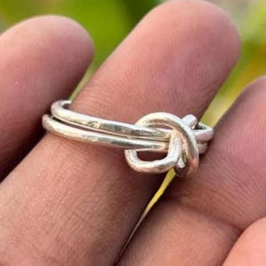 Sterling Silber Knoten Ring, Minimalist Liebe Knoten Band, Zierliche Freundschaft Versprechen Ring, Handgemachter Schmuck für jeden Tag, Geschenk für Sie
