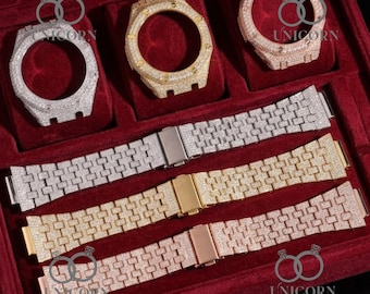 Könnte beinhalten: Eine Sammlung luxuriöser Uhrenkomponenten, darunter drei Uhrenlünetten und drei passende Armbänder. Die Lünetten sind silberfarben, goldfarben und roségoldfarben, alle mit kleinen, funkelnden Steinen besetzt. Die Armbänder sind ebenfalls silber-, gold- und roségoldfarben.