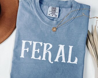 Camiseta Comfort Colors® Feral Woman: Camiseta com citação engraçada