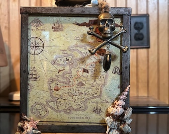 Latarnia z mapą skarbów piratów z uchwytem linowym, mieczami w kształcie czaszek, dekoracjami marynistycznymi i muszlami