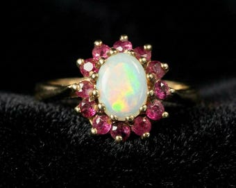 Verlobungsring mit ovalem Opal und rotem Rubin für Damen, handgefertigter Ring aus 14-karätigem Gelbgold, Vintage-Edelsteinschmuck, Geschenk für die Schwester.