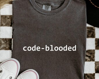 T-shirt couleurs confort Code-Blooded, chemise de programmeur drôle, cadeau de codage pour les développeurs, T-shirt de geek technologique, cadeau de pirate informatique, vêtements pour amateurs de codeur