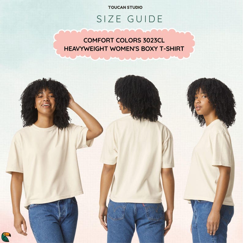 K&ouml;nnte beinhalten: Drei Ansichten einer Person, die ein cremefarbenes, schweres, kastenf&ouml;rmiges T-Shirt und blaue Jeans tr&auml;gt. Das Bild enth&auml;lt den Text "TOUCAN STUDIO SIZE GUIDE" und "COMFORT COLORS 3023CL HEAVYWEIGHT WOMEN'S BOXY T-SHIRT".