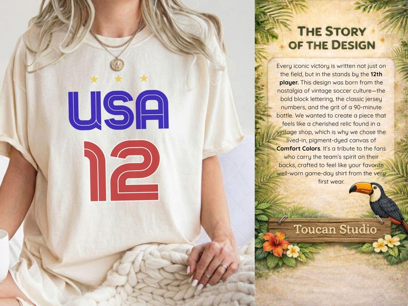 K&ouml;nnte beinhalten: Cremefarbenes T-Shirt mit "USA 12" in blauen und roten Blockbuchstaben. Das Shirt-Design enth&auml;lt drei kleine gelbe Sterne &uuml;ber dem Wort "USA". Der Text "THE STORY OF THE DESIGN" ist auf der rechten Seite des Bildes zu sehen.
