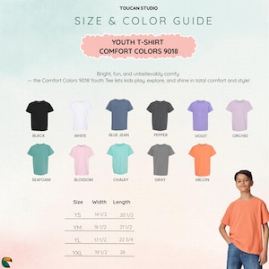 K&ouml;nnte beinhalten: Gr&ouml;&szlig;en- und Farbf&uuml;hrer f&uuml;r Jugend-T-Shirts, mit verschiedenen Farben wie Schwarz, Wei&szlig; und Blue Jean. Die Ma&szlig;e sind in Zoll f&uuml;r die Gr&ouml;&szlig;en YS, YM, YL und YXL angegeben. Der Text lautet "YOUTH T-SHIRT COMFORT COLORS 9018".