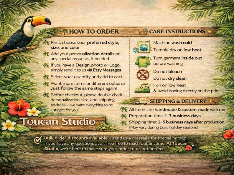 Op de afbeelding: Decoratief bord met een toekan en tropische bladeren. Het bord bevat bestel-, verzorgings- en verzendinstructies. De tekst "Toucan Studio" is ook zichtbaar.