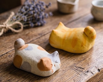 Handmade Clay Cat Figurine Scent Diffuser: Cozy Bookshelf Decor, Aromatherapy Buddy